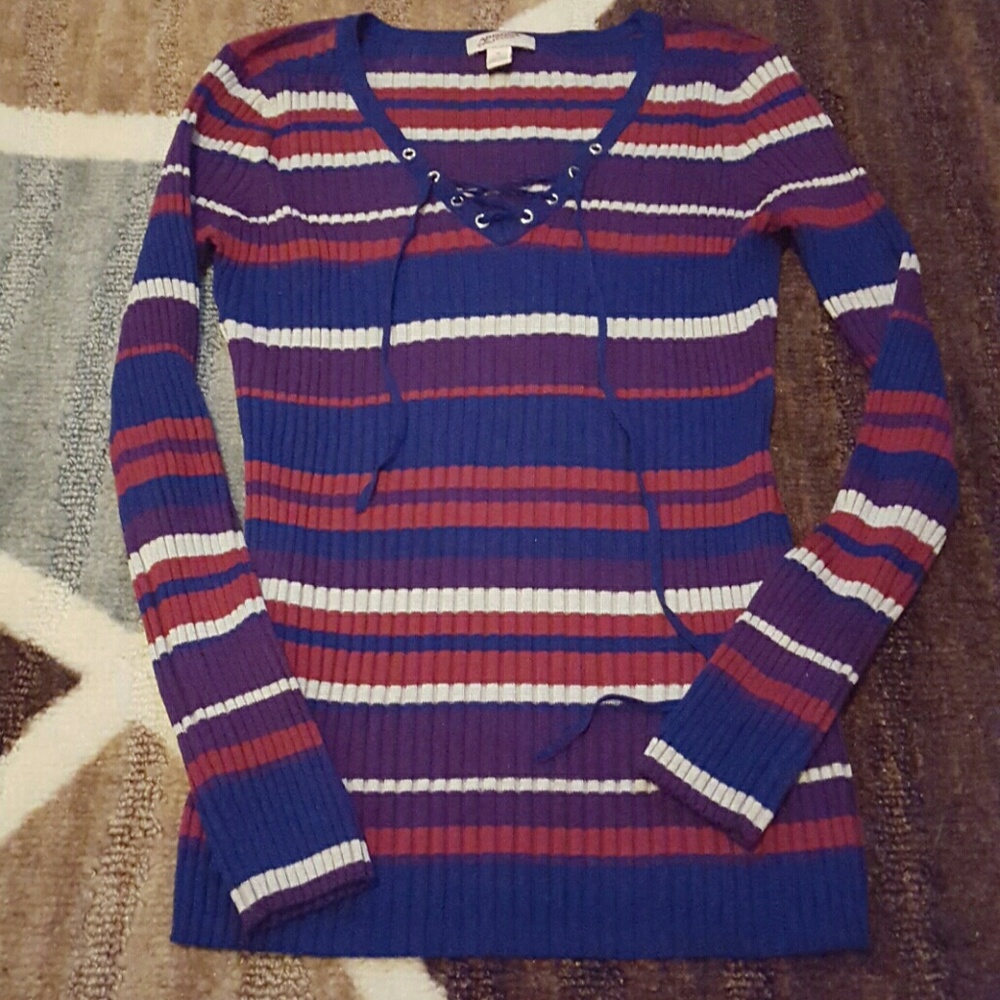 2 sweaters - Picture 2 of 2